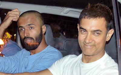 Aamir Khan is back from Hajj pilgrimage, view pics!